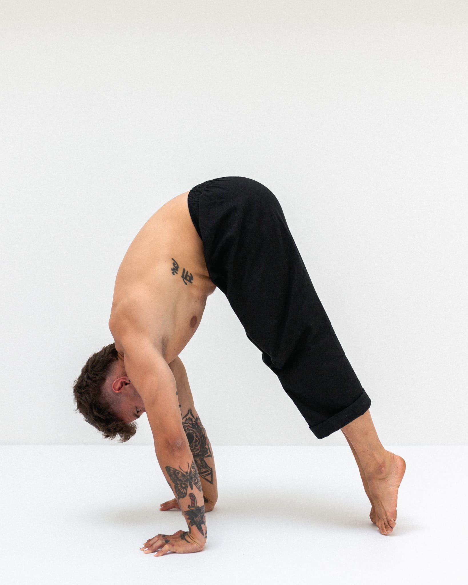 Eine Person bereitet sich für den Handstand vor