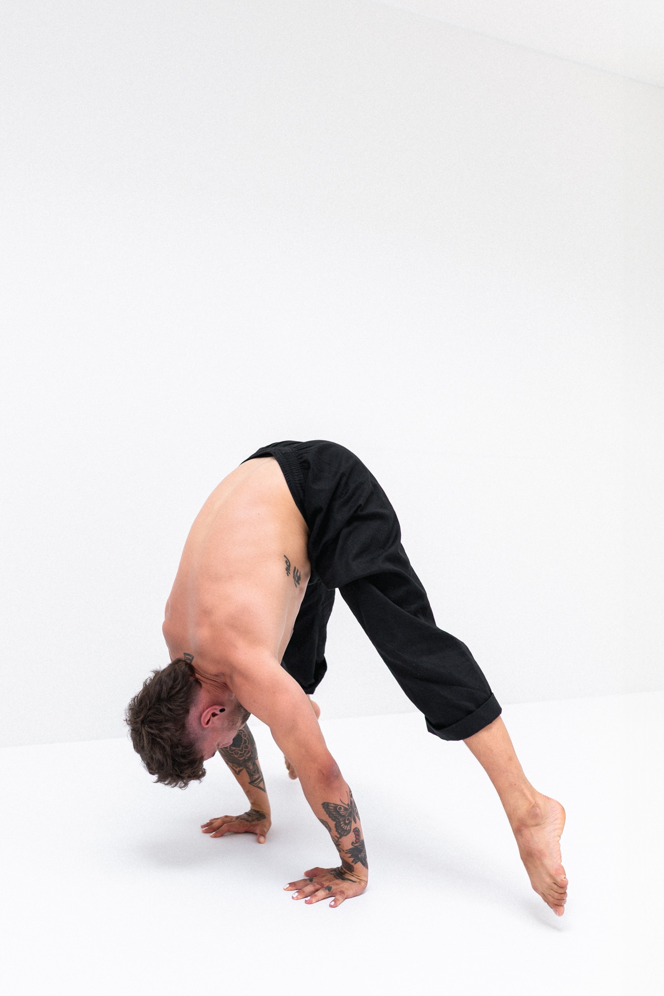 Handstand-Online-Mentoring-Robin-Press-to-Handstand-hoch Robin demonstriert den Press to Handstand für das Online Mentoring in einem Bewegungsstudio in Luzern