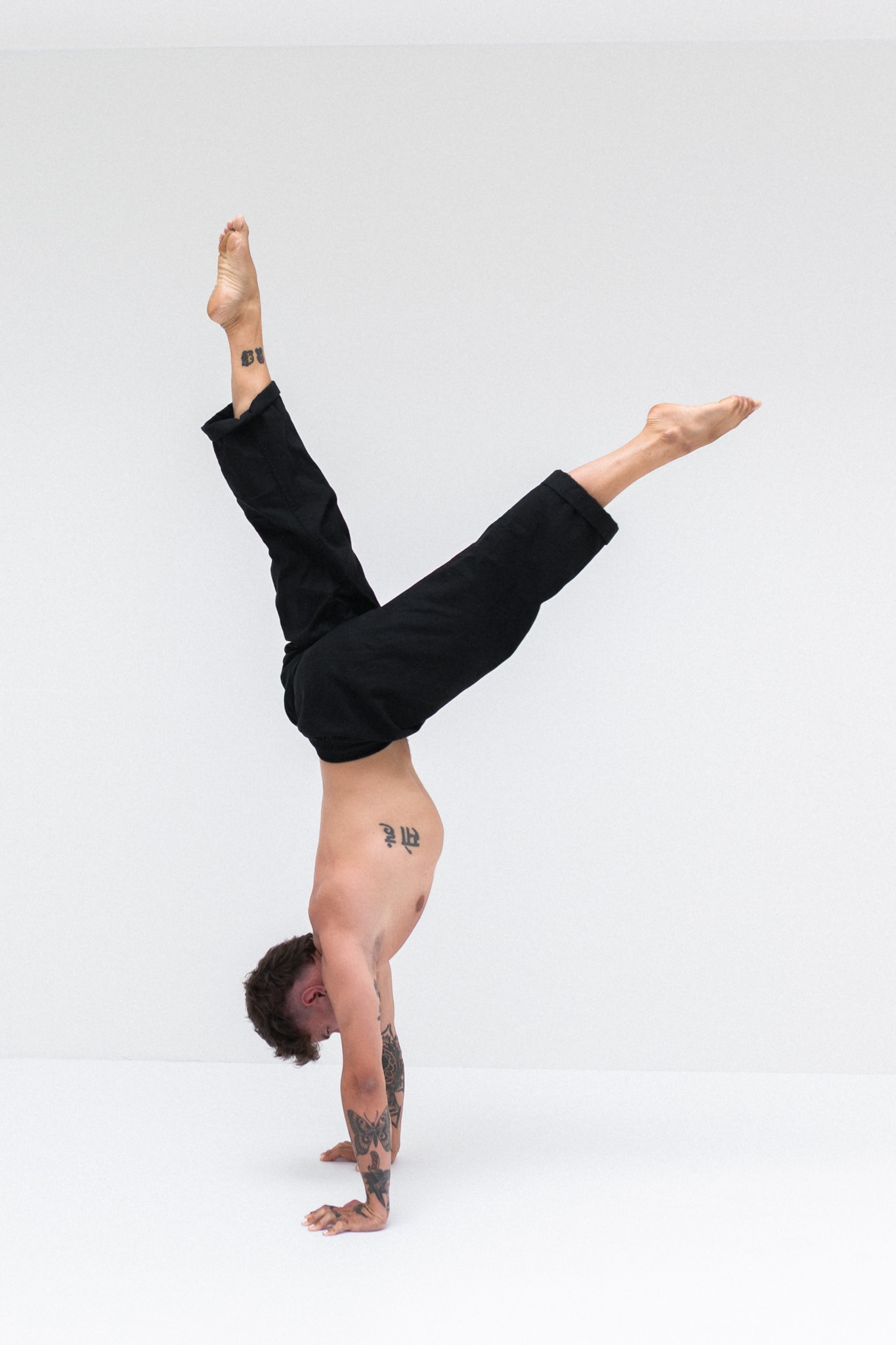 Robin demonstriert den freien Handstand für das Online Mentoring in einem Bewegungsstudio in Luzern