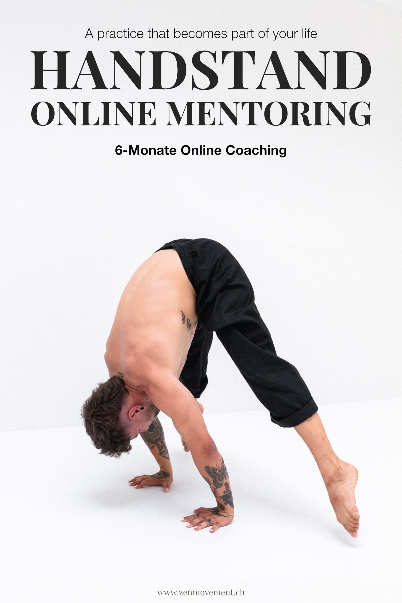 Robin demonstriert einen Press to Handstand für das Handstand Online Mentoring in einem Bewegungsraum in Luzern