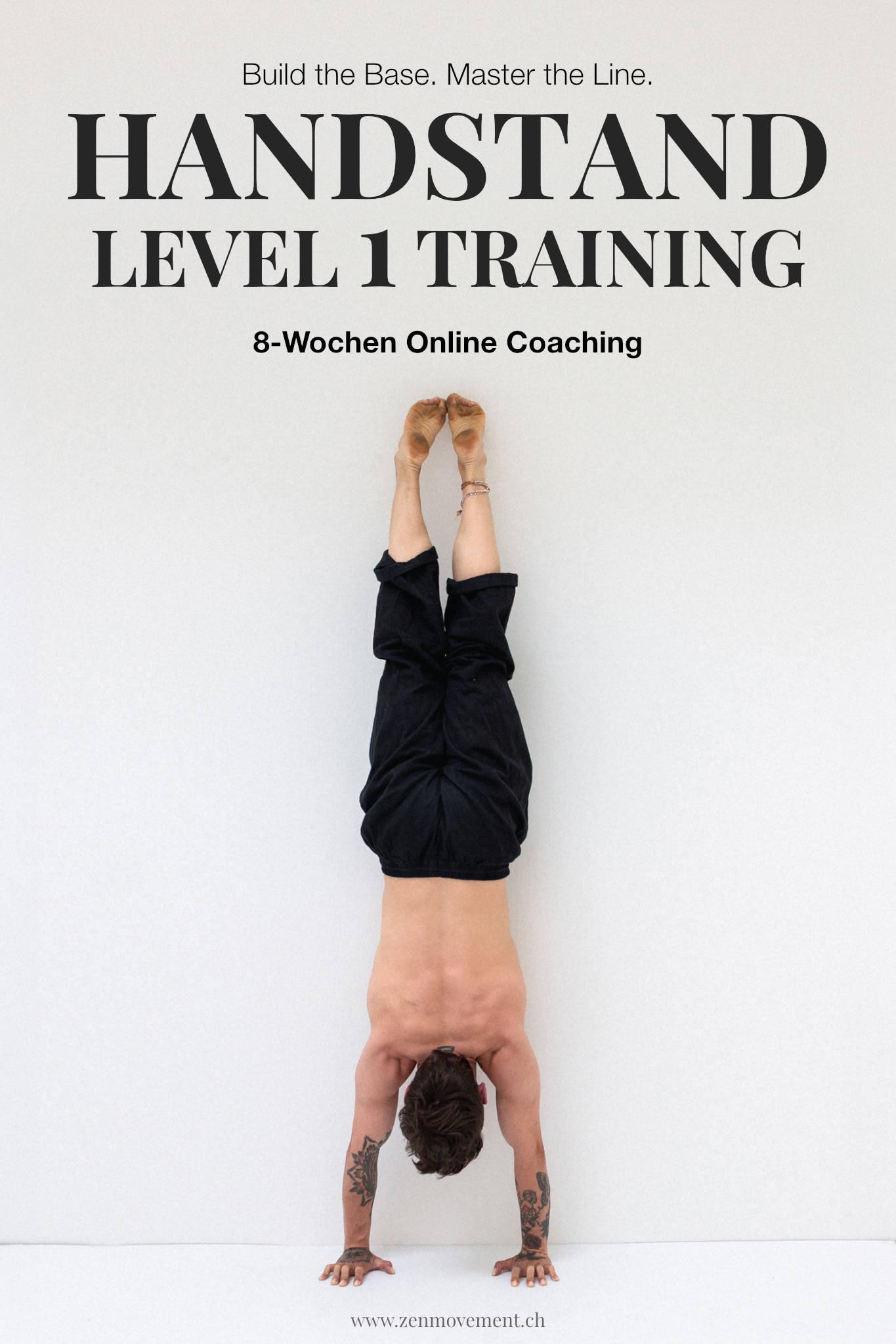 Robin demonstriert einen Handstand an der Wand für das Level 1 Training in einem Bewegungsraum in Luzern